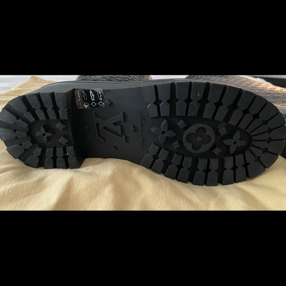 LOUIS VUITTON MONOGRAM RUBBER RAIN BOOTS - Picture 6 of 7